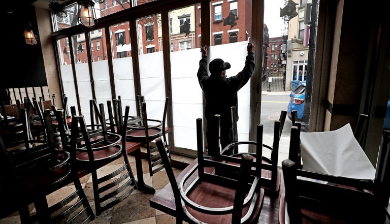 Un empleado de Carmelina's en el extremo norte de Boston Some Restaurants Close, Others See Increase in Sales